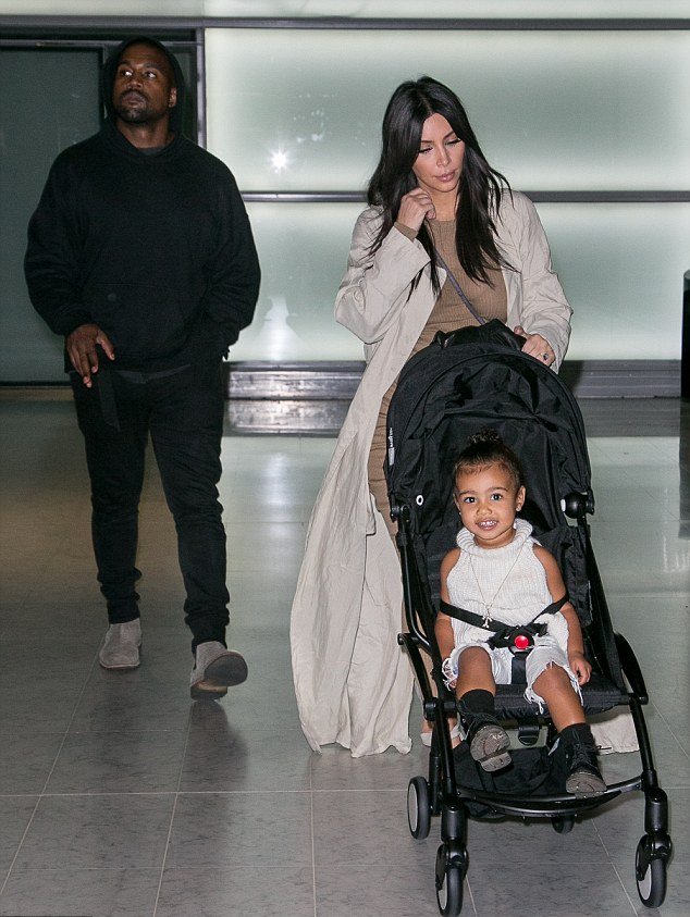 Семейное путешествие: Ким Кардашьян, Канье Уэст и Норт приехали в Париж